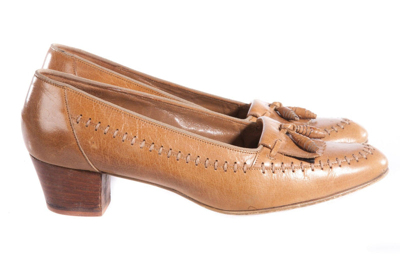 Light brown shoes with tassel detail side