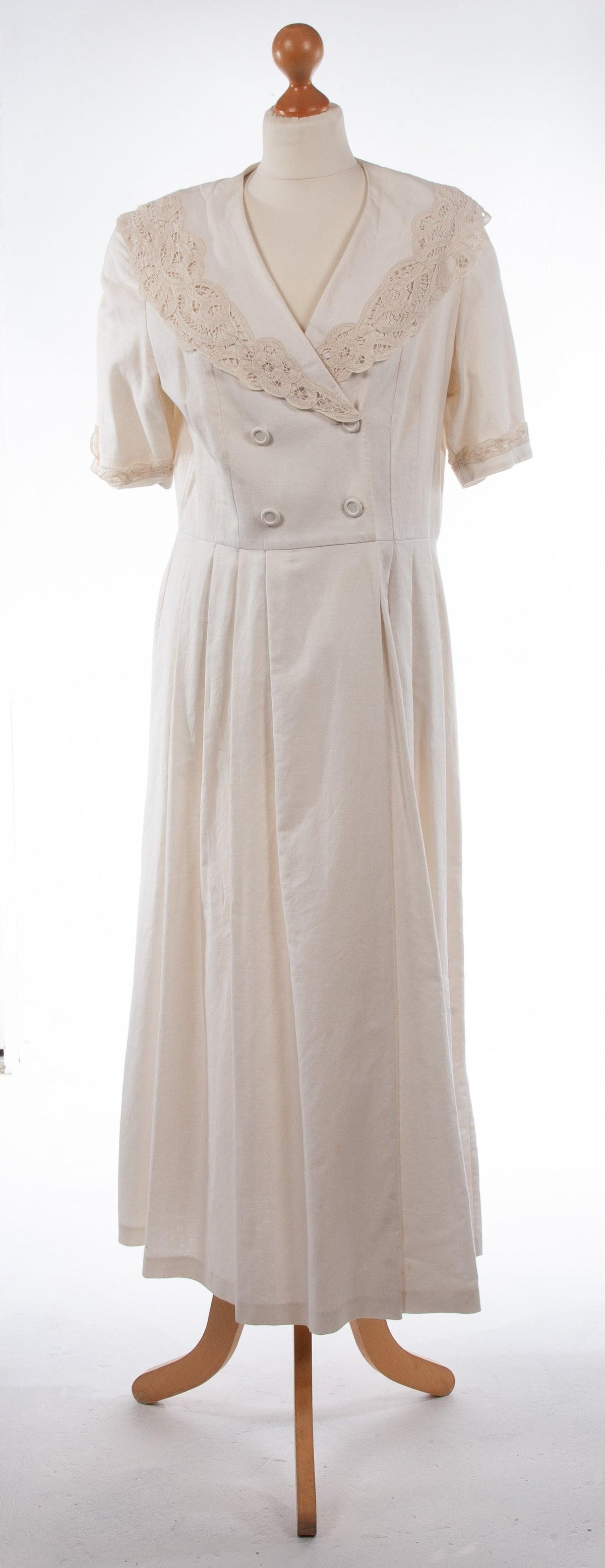 Laura Ashley Cream Linen and Cotton Summer Dress With Lace Collar UK 1 Ava & Iva Laura Ashley Cream Linen and Cotton Summer Dress With Lace Collar UK 1 Ava & Iva