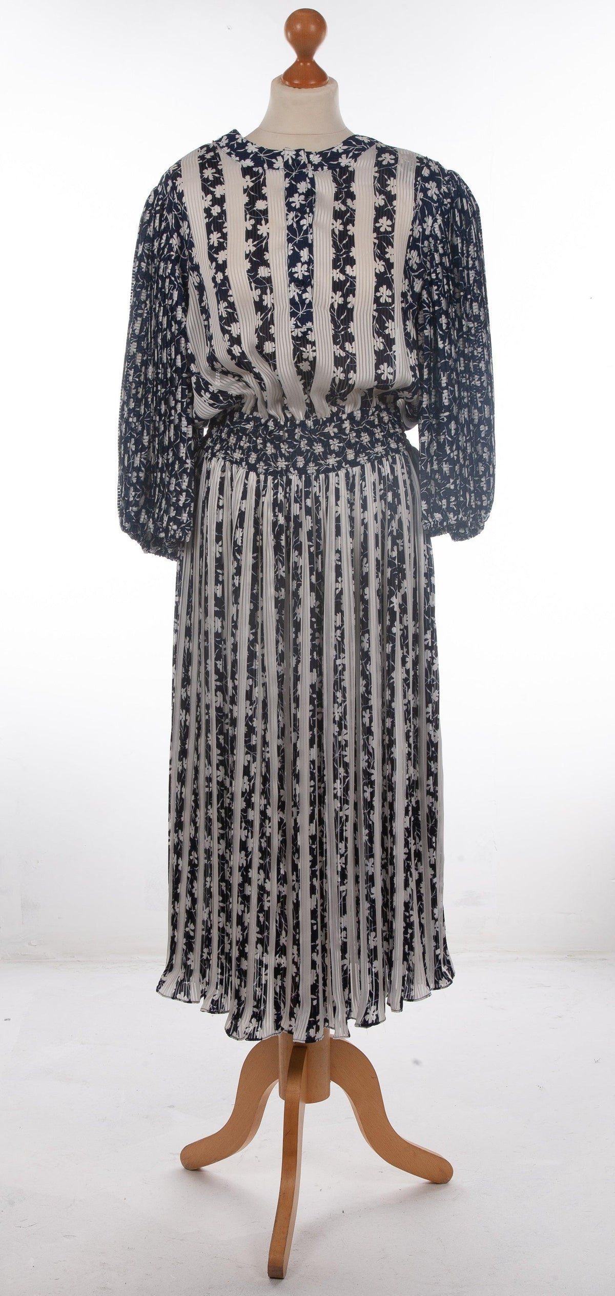 Janan Studio Maxi Dress with Pleats and Puff Sleeves Nay Blue and White Floral UK 12/14 - Ava & Iva